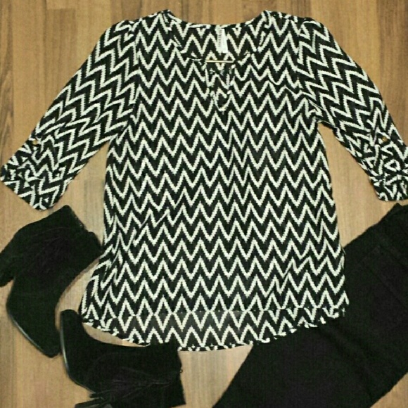 Tops - 🔸️5/$25🔸️Cute Chevron Top